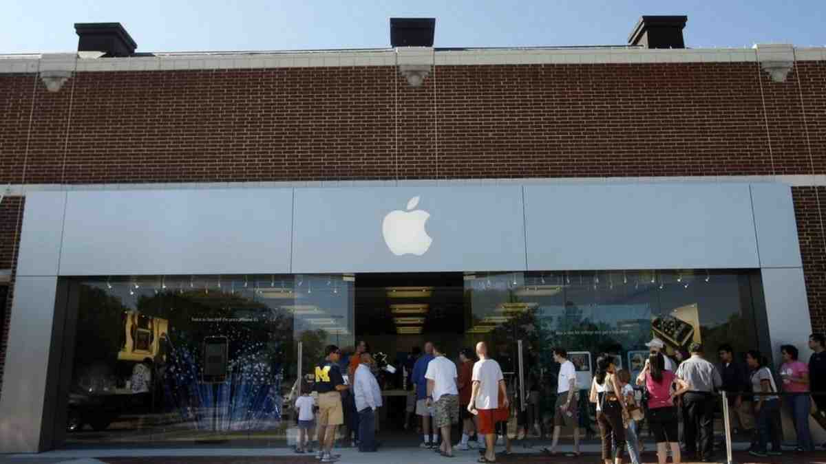 Dallas Cop Caught in Apple Store Heist, Says Shocking Affidavit