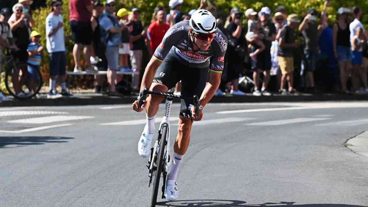 Kaden Groves Rises from the Ashes with Dazzling Tour de France Stage Win