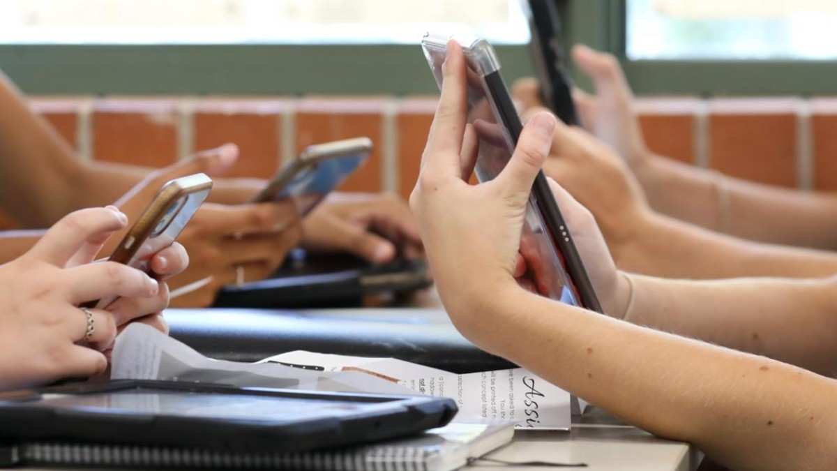 San Diego Schools Crack Down on Student Cell Phones Under New Rules
